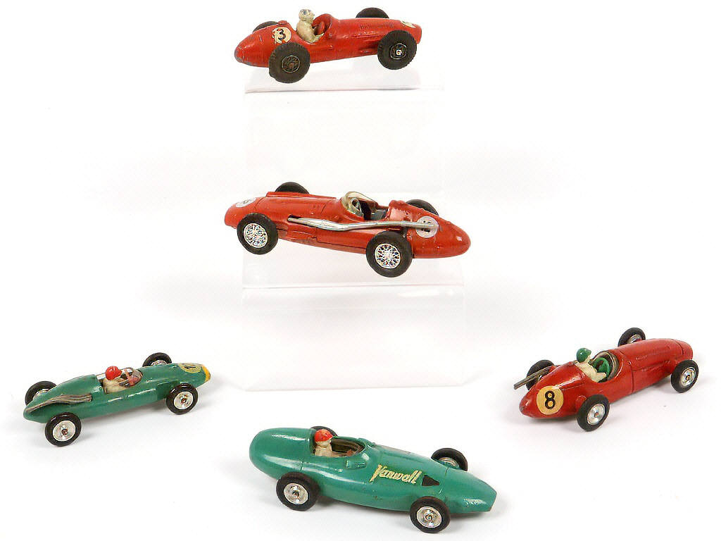Lot 97 - DIVERS (5)