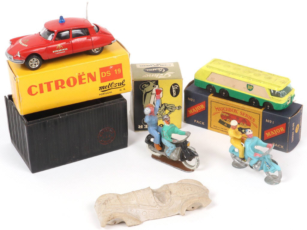 Lot 113 - DIVERS (6)