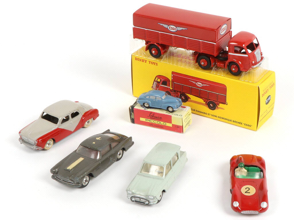 Lot 112 - DIVERS (6)