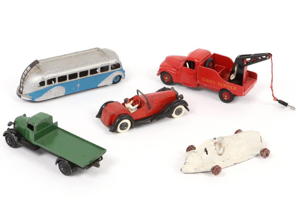 Lot 310 - DINKY TOYS (5)