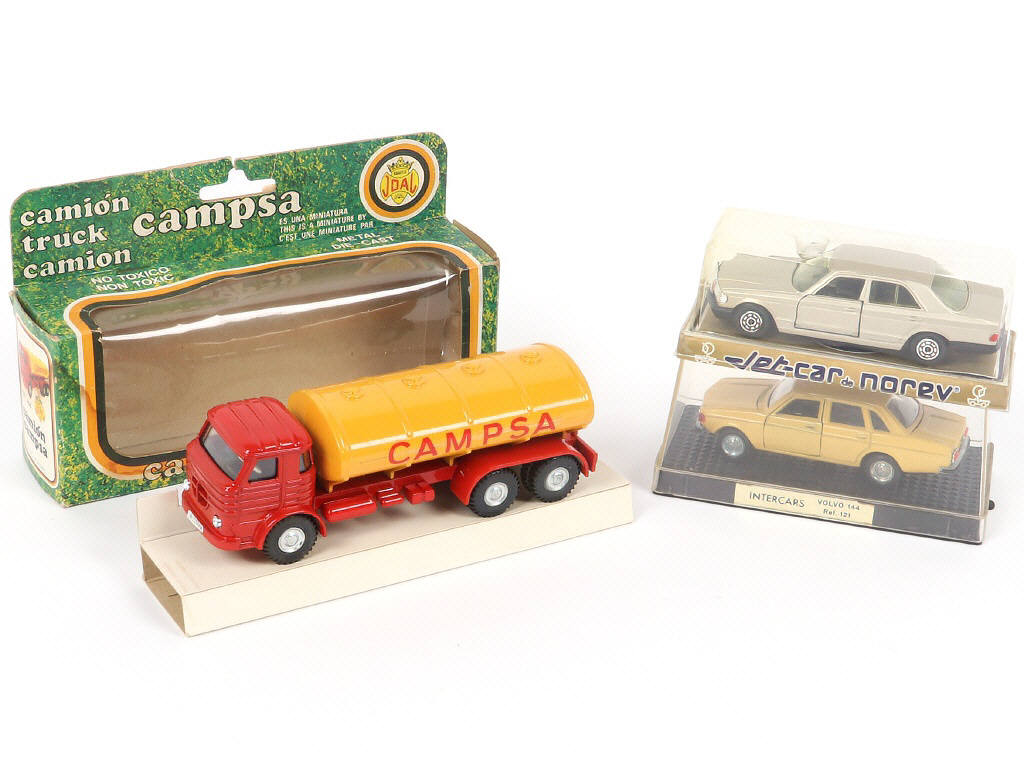 Lot 77 - DIVERS (3)