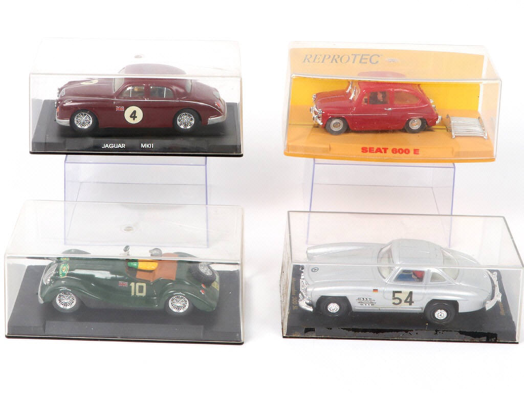 Lot 69 - DIVERS (4)