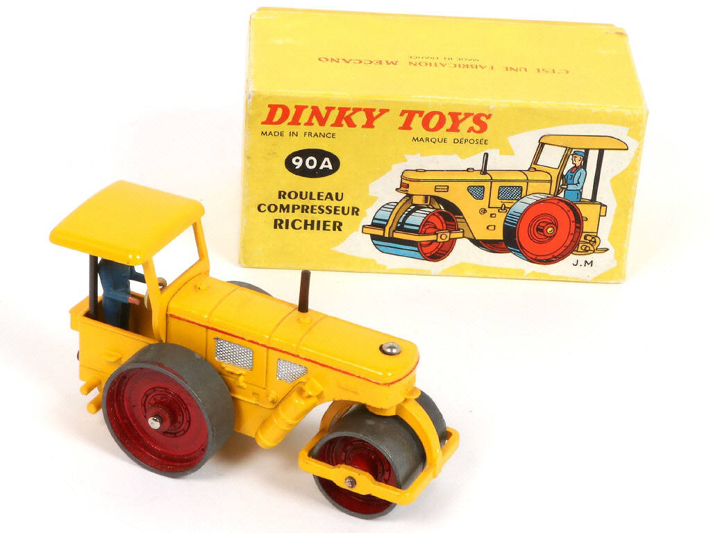 Lot 363 - DINKY TOYS (FRANCE) (4)