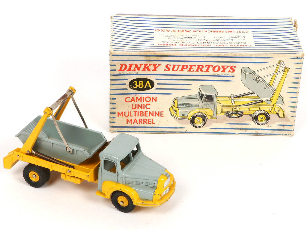 Lot 349 - DINKY TOYS (5)