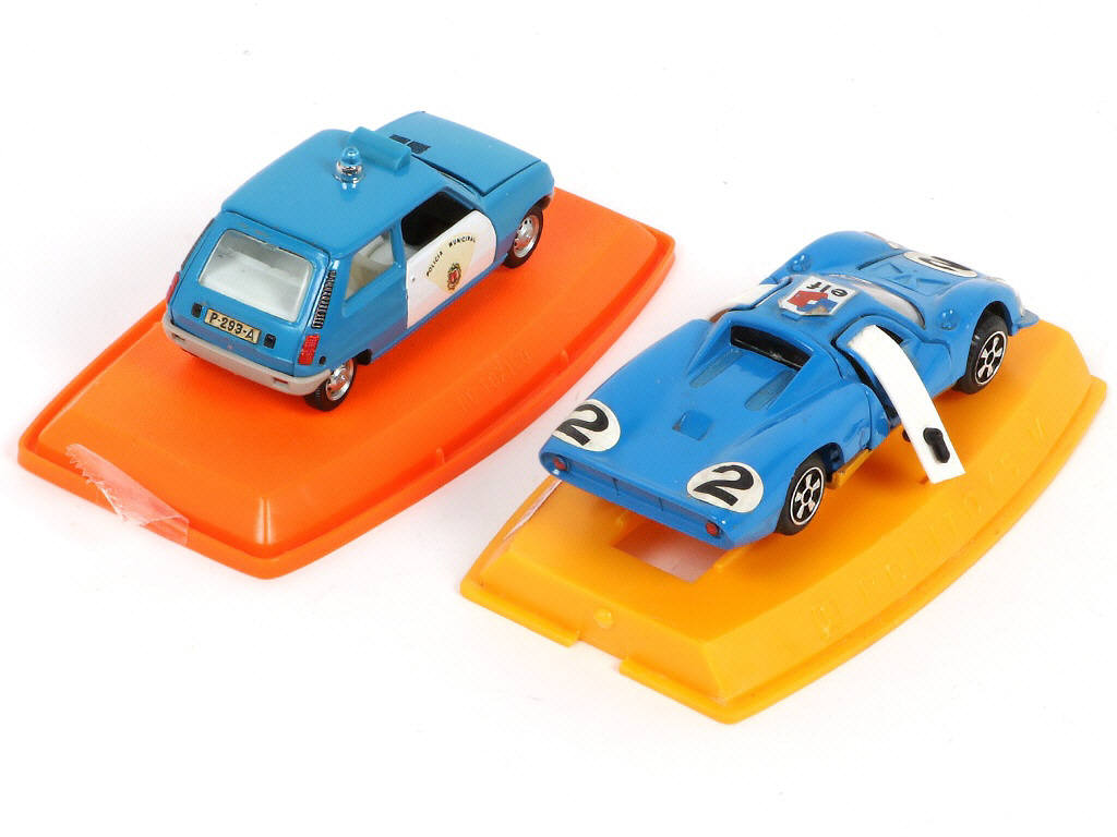 Lot 125 - DIVERS (2)