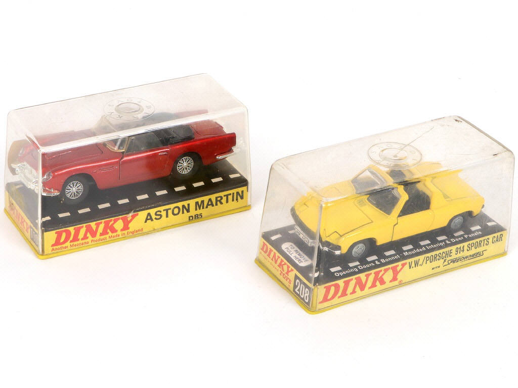 Lot 327 - DINKY TOYS (GB) (2)