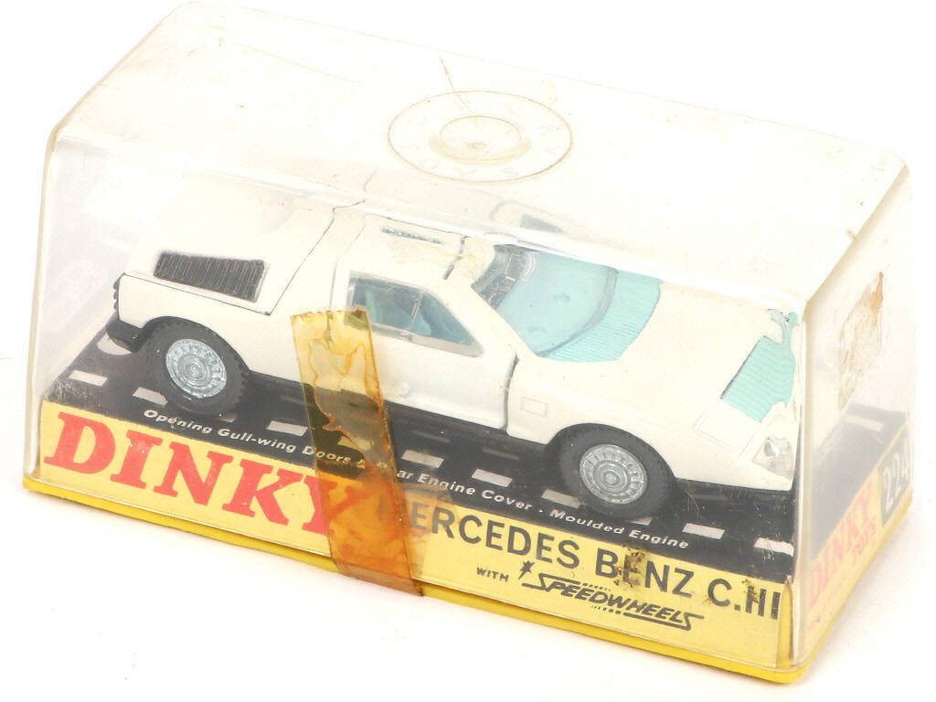 Lot 325 - DINKY TOYS (GB) (2)