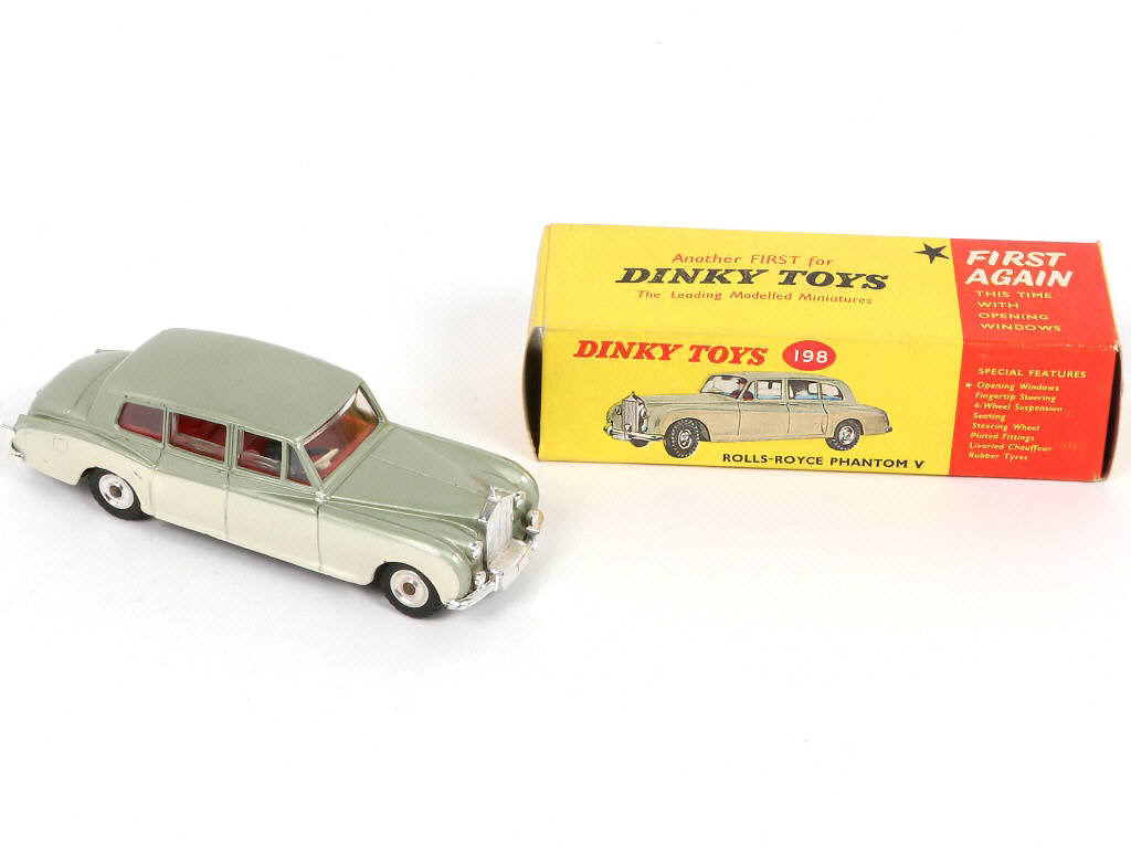 Lot 322 - DINKY TOYS (GB) (2)
