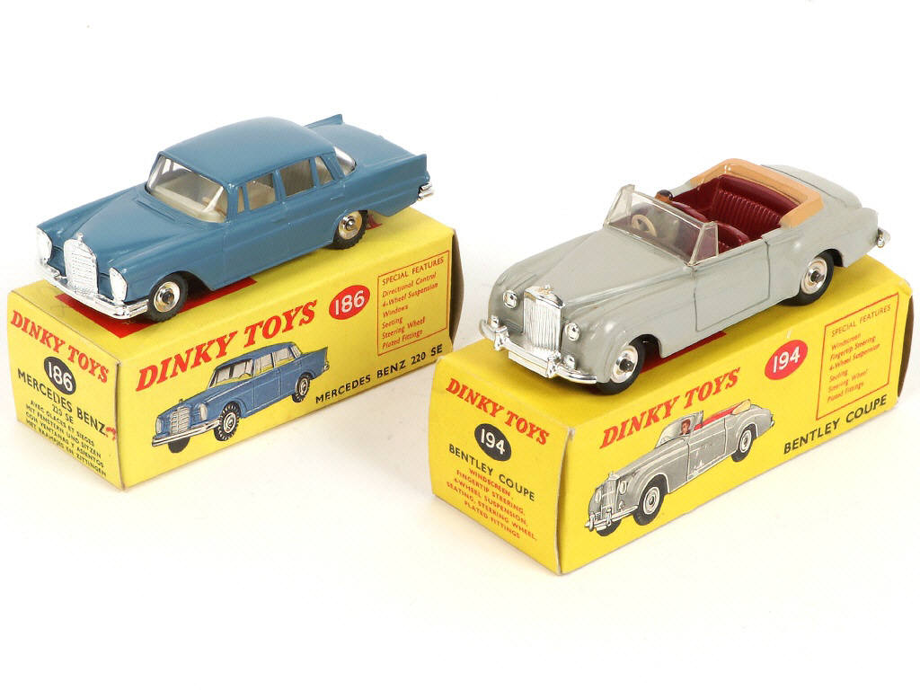 Lot 323 - DINKY TOYS (GB) (2)