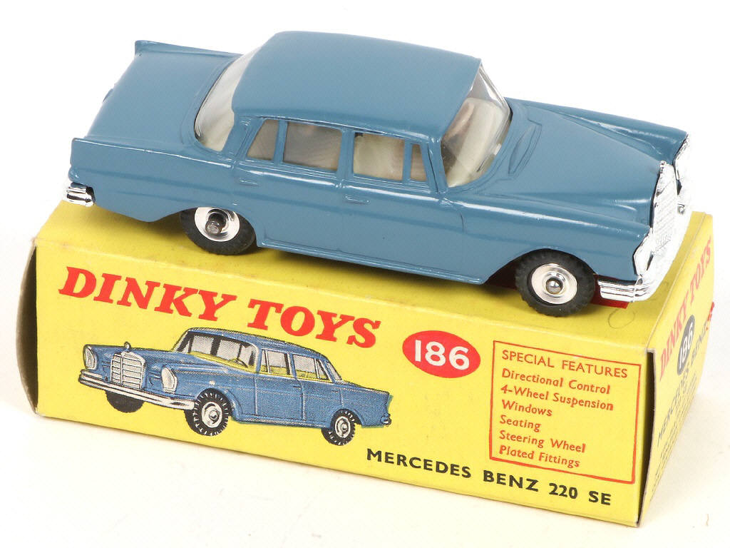 Lot 323 - DINKY TOYS (GB) (2)