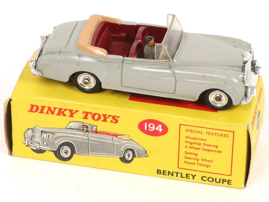 Lot 323 - DINKY TOYS (GB) (2)