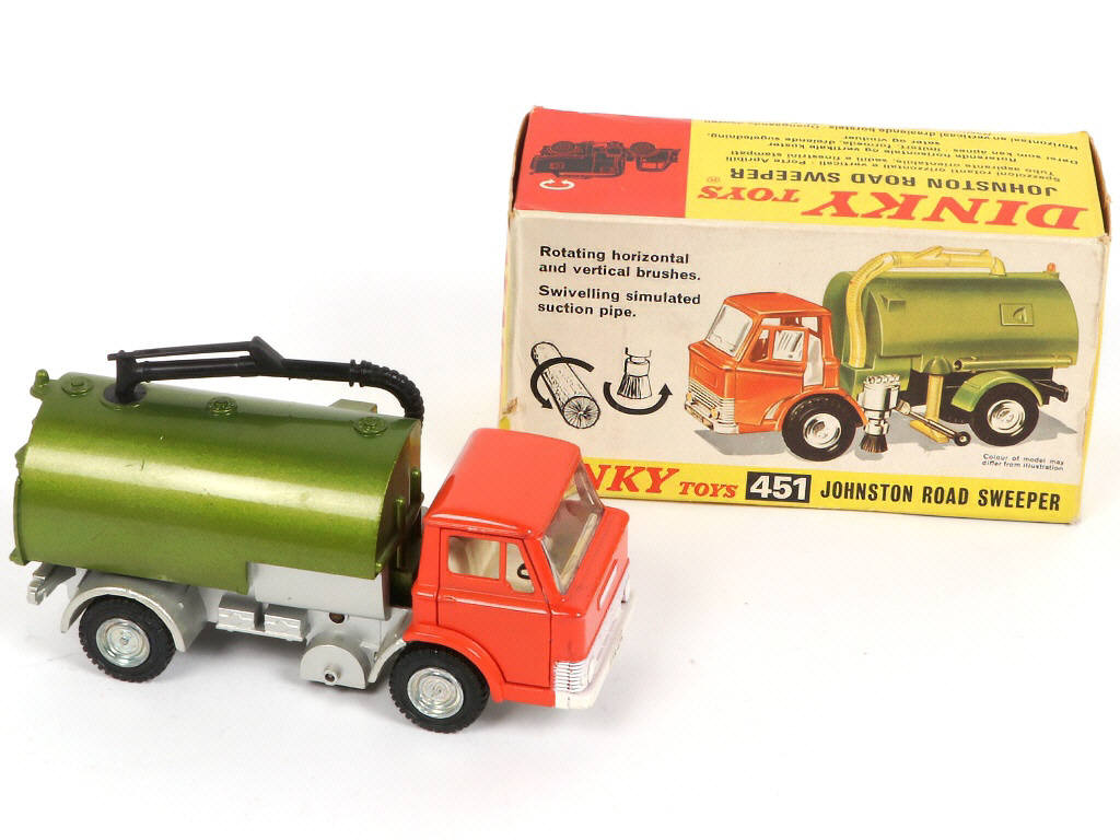 Lot 338 - DINKY TOYS (GB) (2)