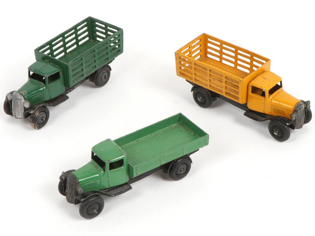 Lot 195 - DINKY TOYS (GB) (3)