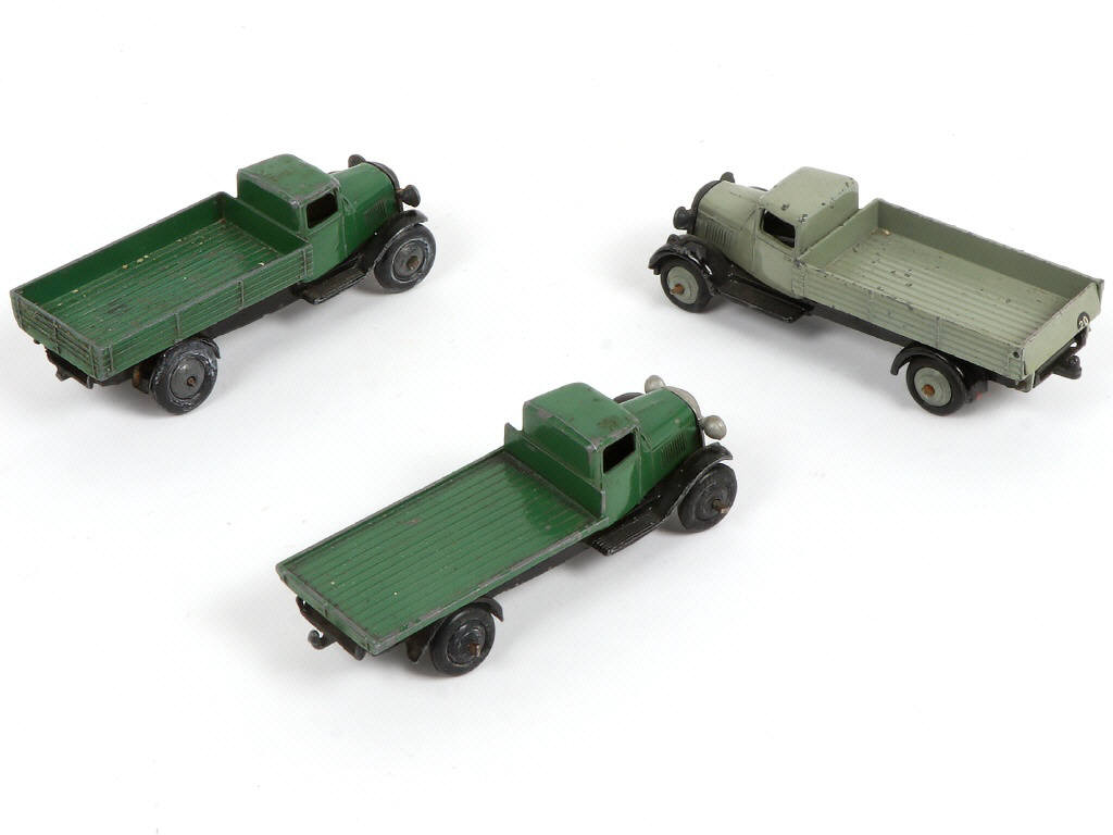 Lot 196 - DINKY TOYS (GB) (3)