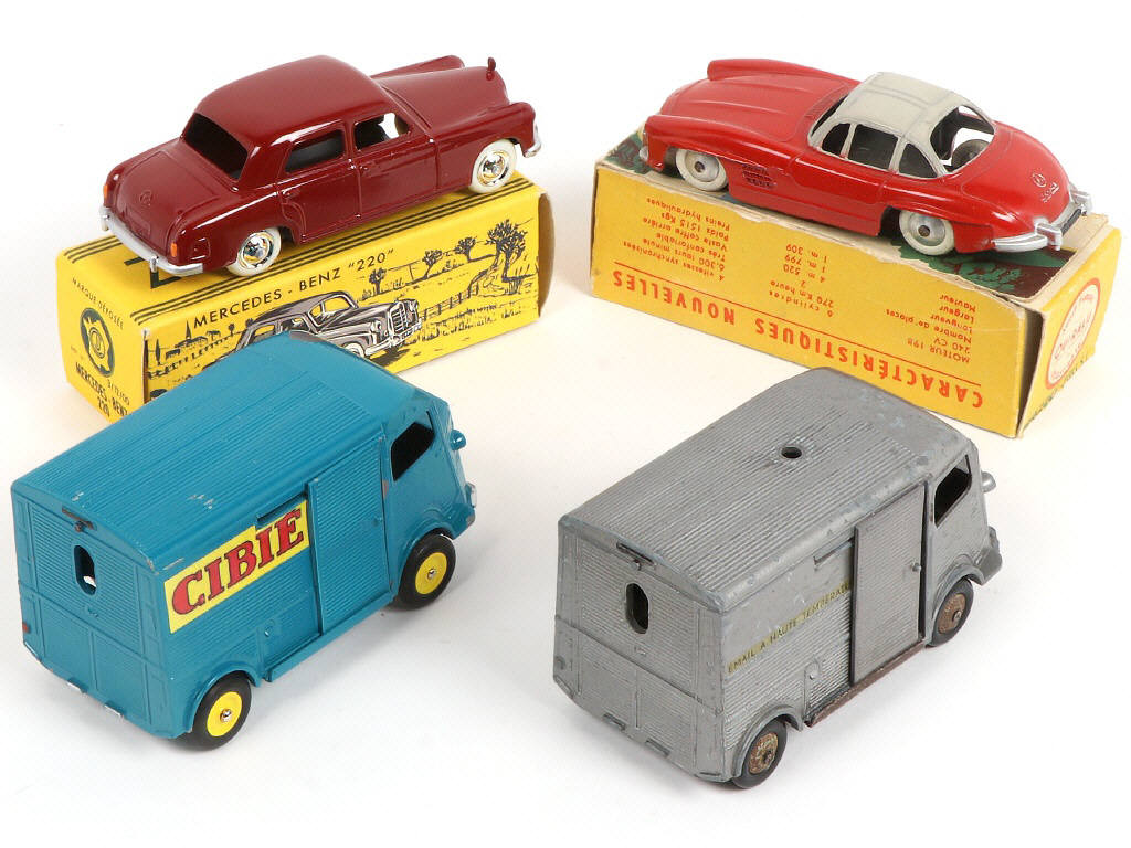 Lot 36 - DIVERS (4)