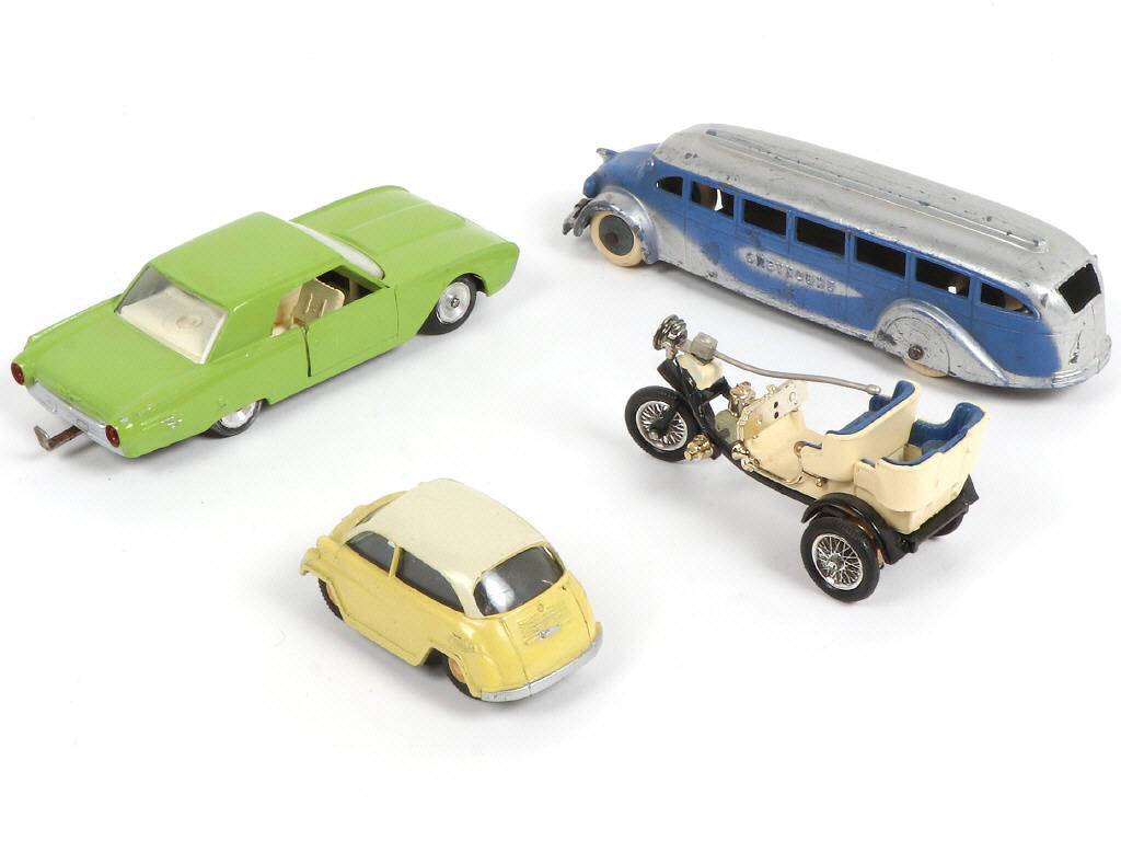 Lot 37 - DIVERS (4)