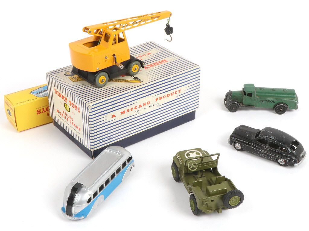 Lot 199 - DINKY TOYS (GB) (5)