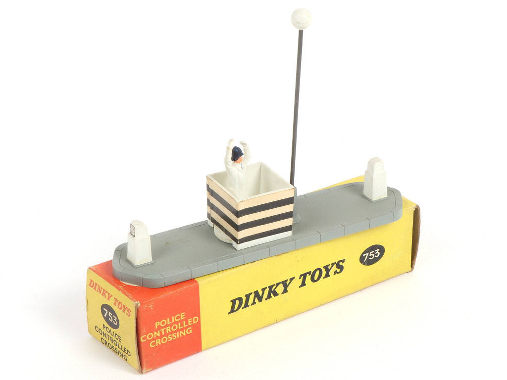 Lot 359 - DINKY TOYS (GB) (1)