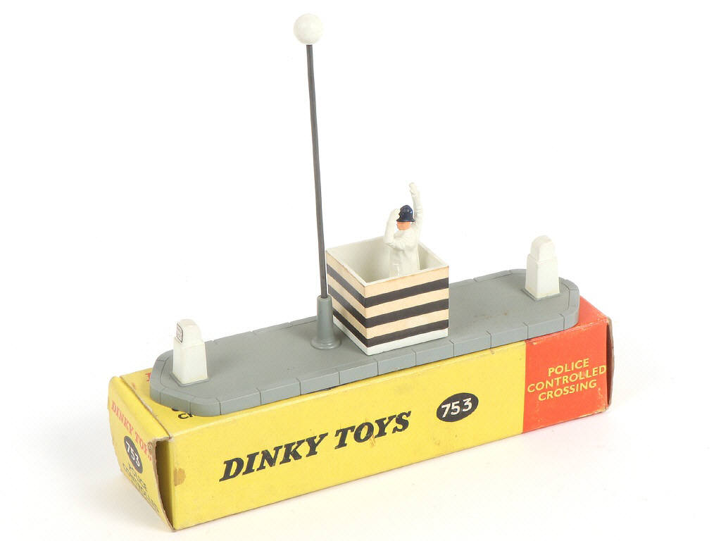 Lot 359 - DINKY TOYS (GB) (1)