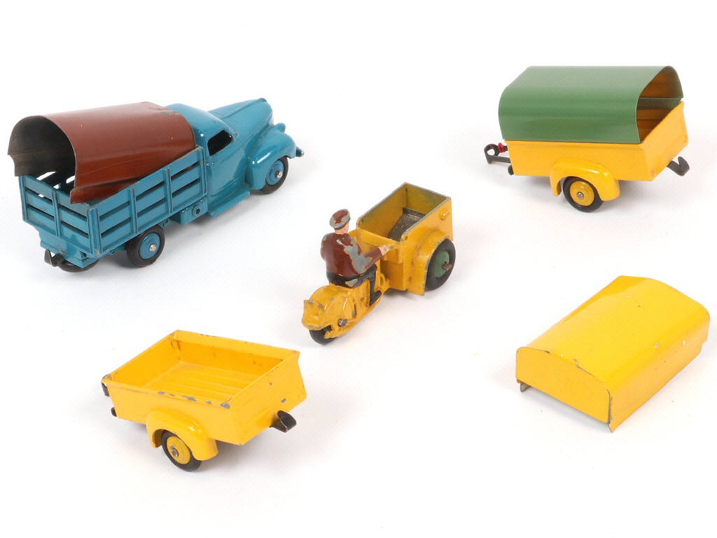 Lot 301 - DINKY TOYS (FRANCE) (4)