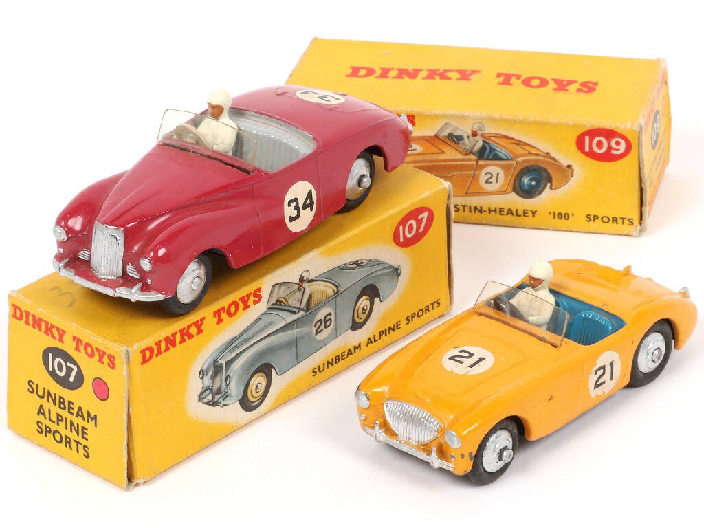 Lot 257 - DINKY TOYS (GB) (2)