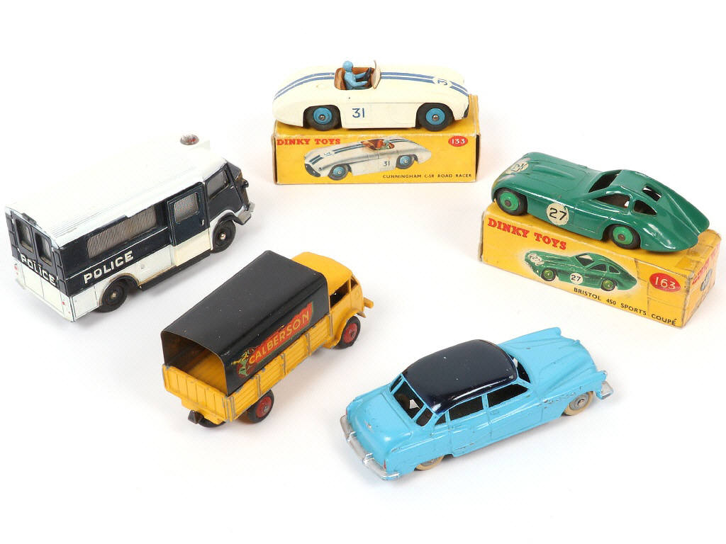 Lot 285 - DINKY TOYS (5)