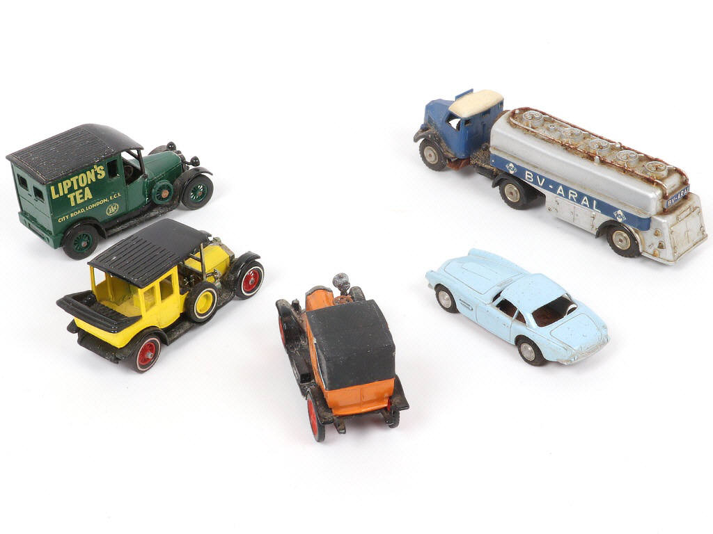 Lot 43 - DIVERS (5)