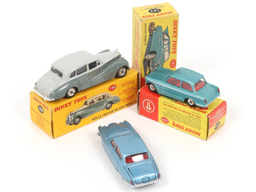 Lot 260 - DINKY TOYS (GB) (3)