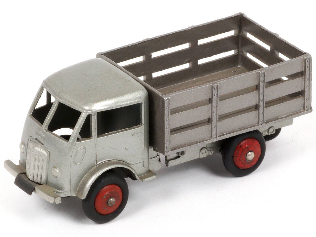 Lot 289 - DINKY TOYS (FRANCE) (1)