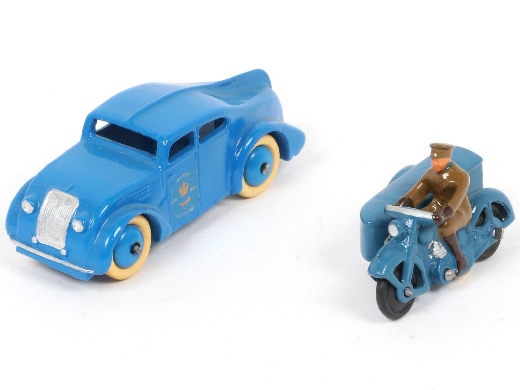 Lot 202 - DIVERS (2)