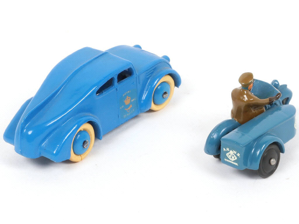 Lot 202 - DIVERS (2)