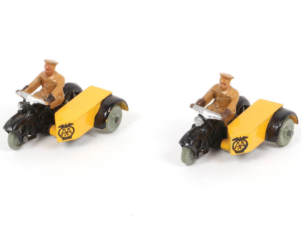 Lot 257 - DINKY TOYS (GB) (2)