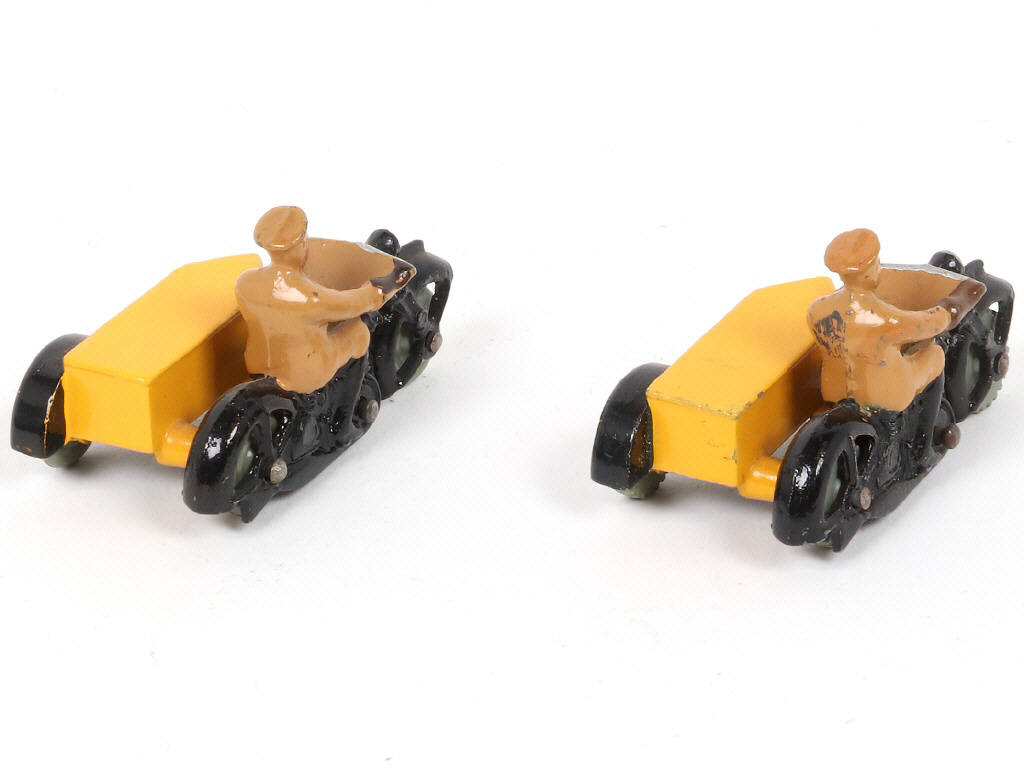 Lot 257 - DINKY TOYS (GB) (2)