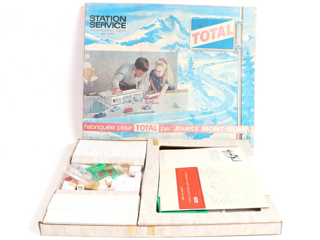 Lot 59 - DIVERS (8)