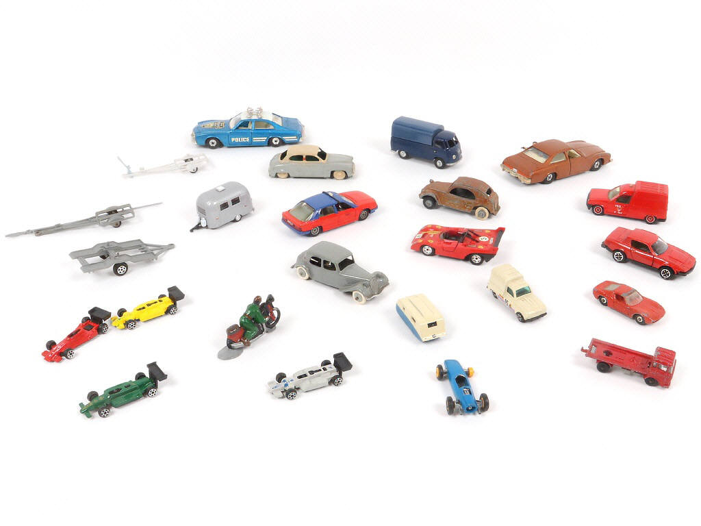 Lot 46 - DIVERS (24)