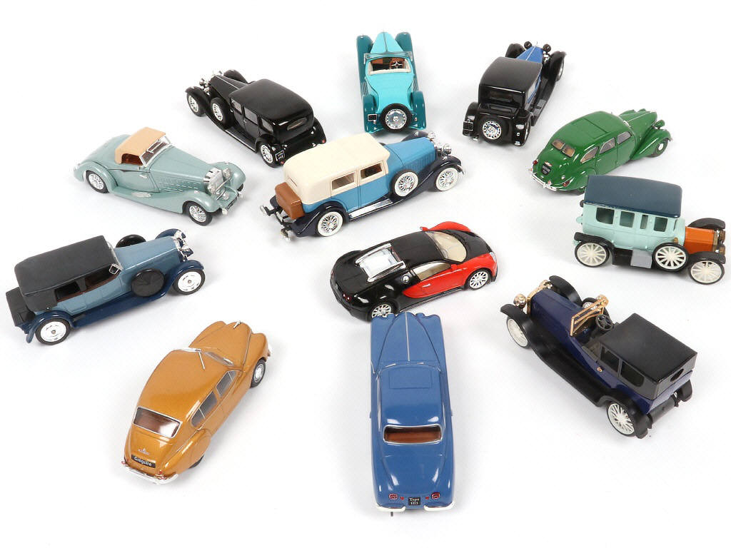 Lot 75 - DIVERS (12)