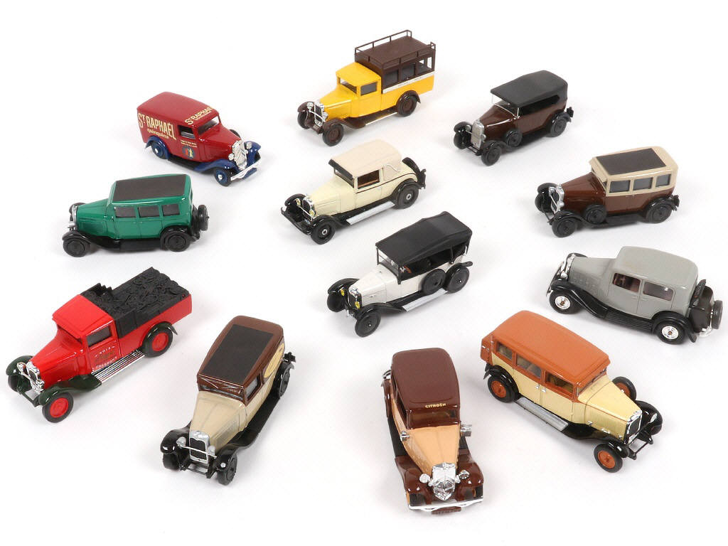 Lot 82 - DIVERS (12)