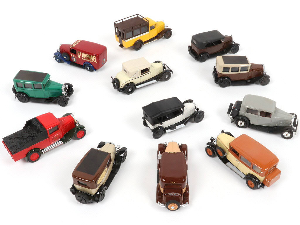 Lot 82 - DIVERS (12)