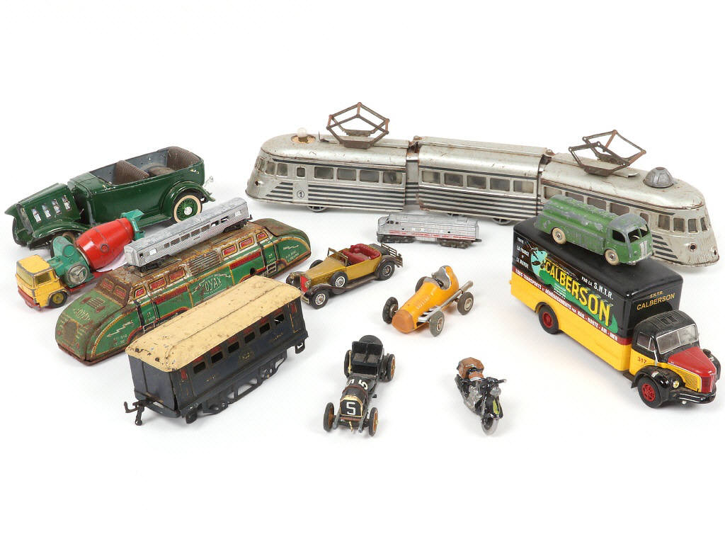 Lot 19 - DIVERS (13)