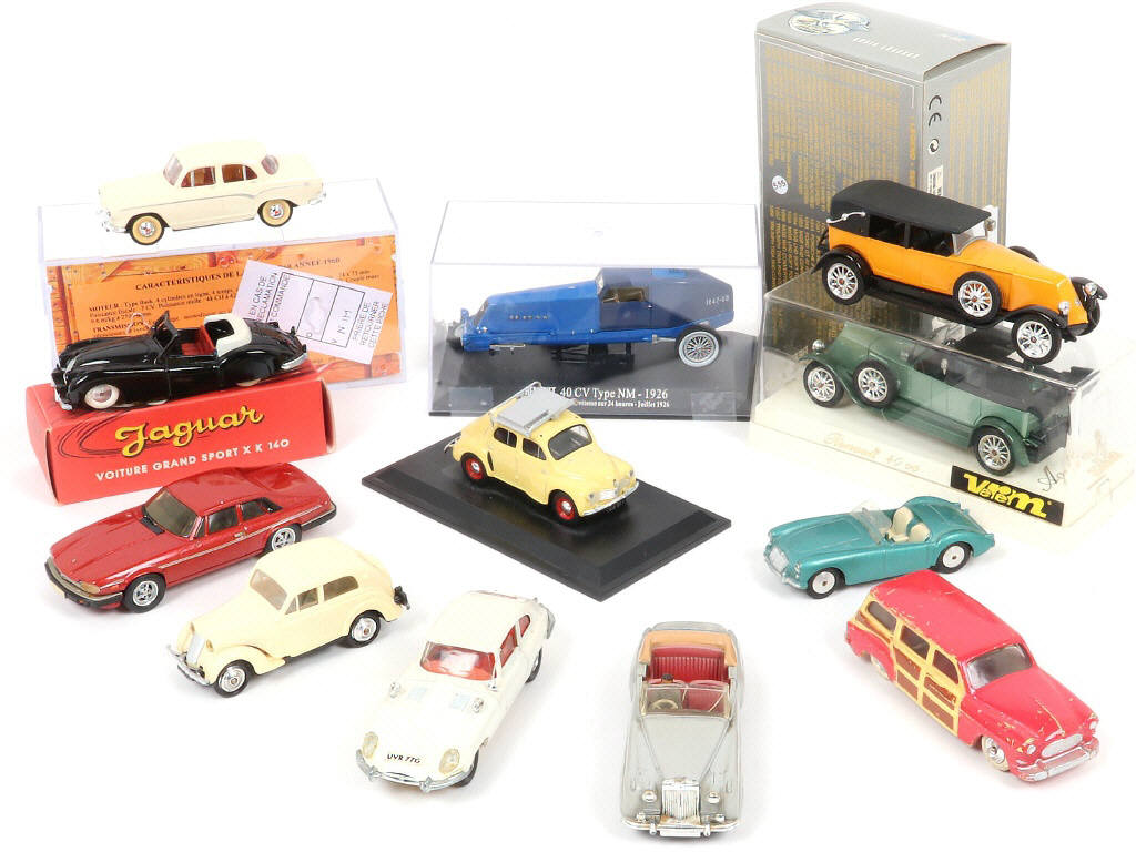 Lot 100 - DIVERS (12)