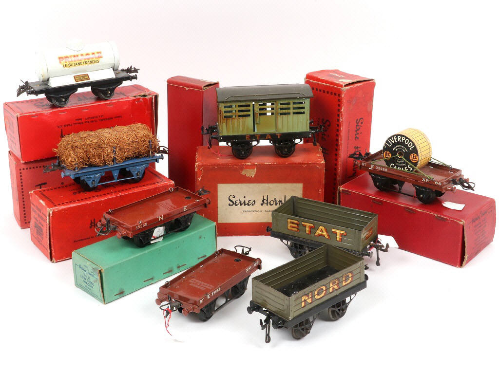 Lot 37 - HORNBY (8)