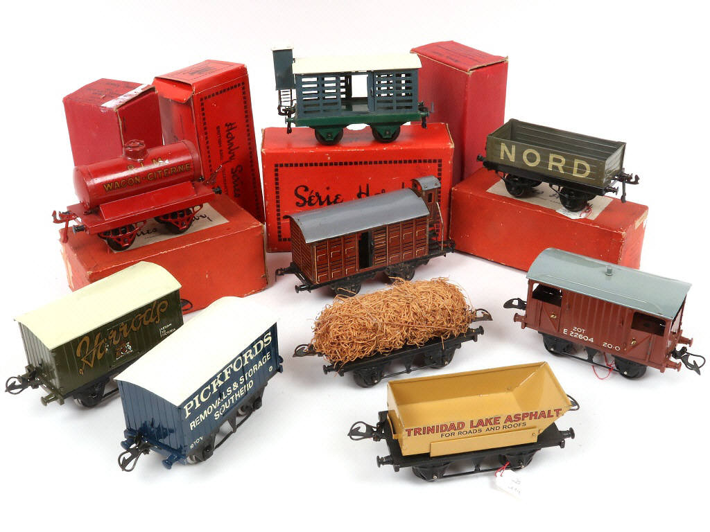 Lot 39 - HORNBY (9)