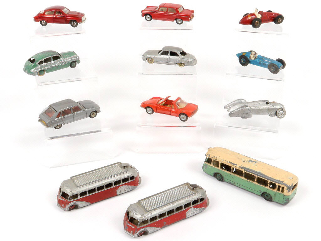 Lot 339 - DINKY TOYS (12)