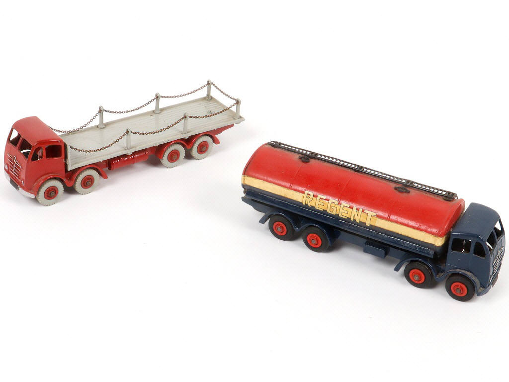 Lot 348 - DINKY TOYS (GB) (2)