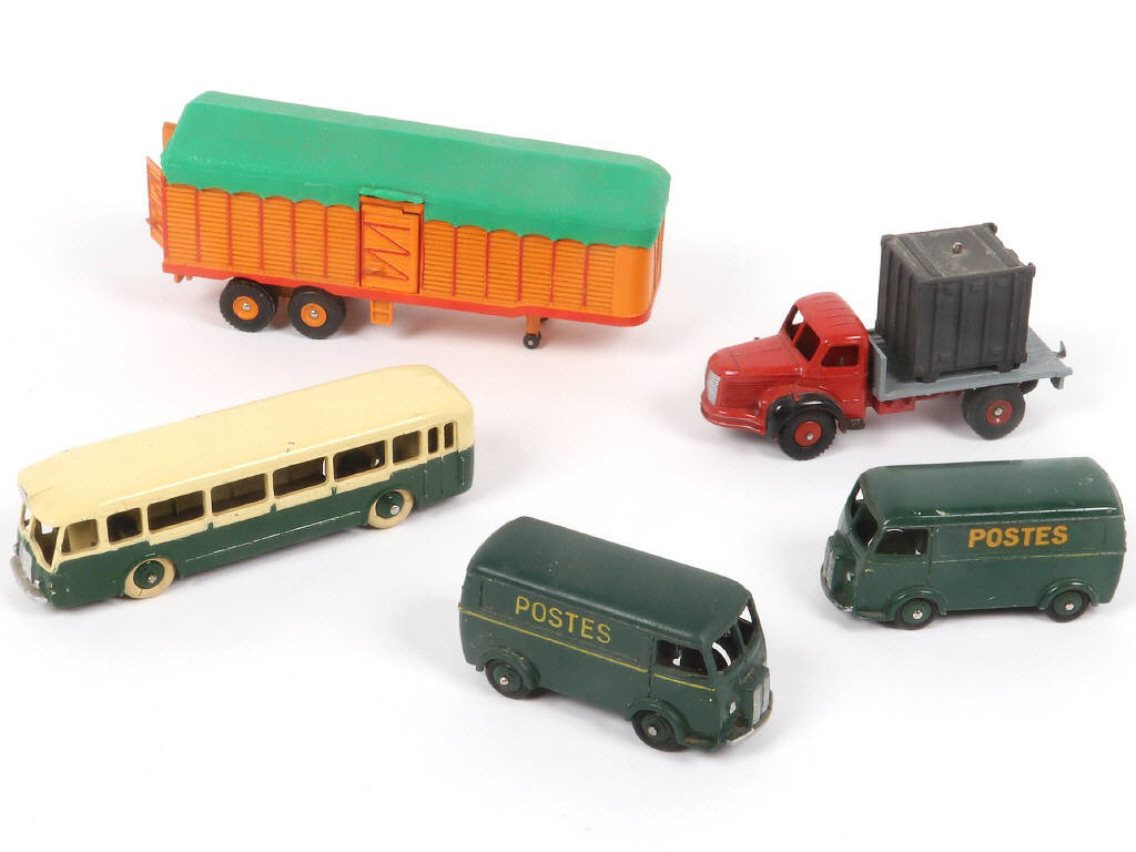 Lot 325 - DINKY TOYS (FRANCE) (5)