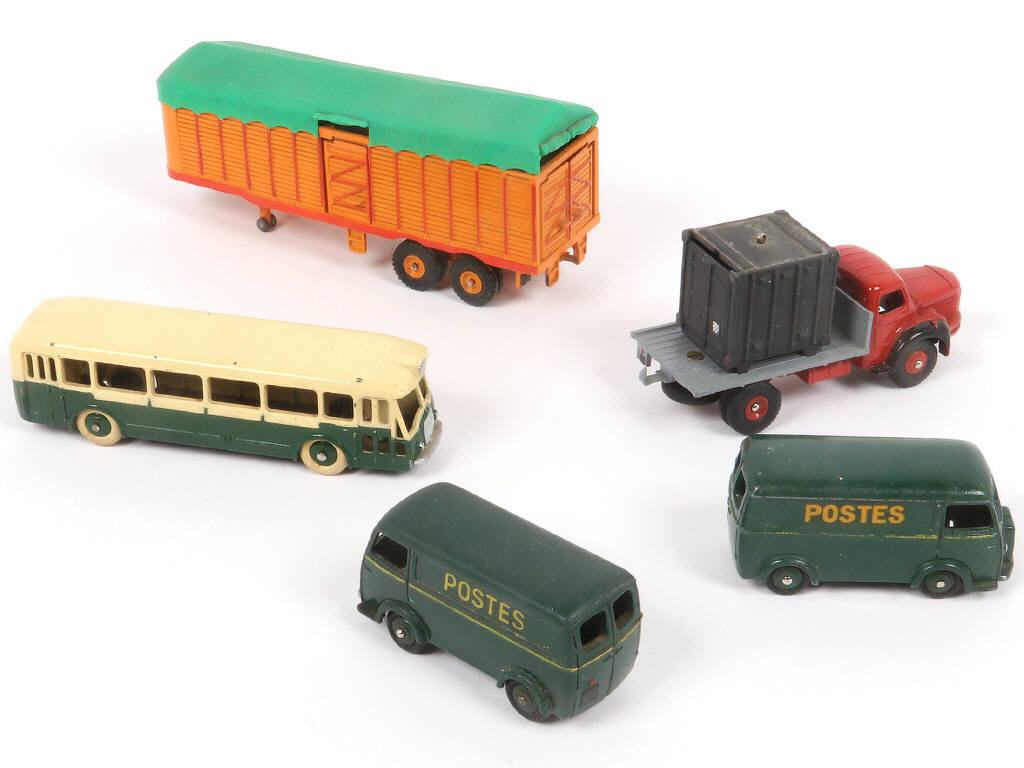 Lot 325 - DINKY TOYS (FRANCE) (5)
