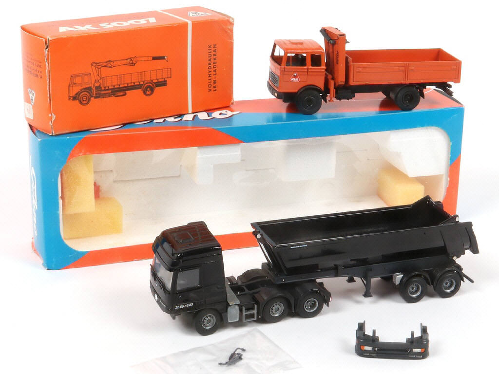 Lot 48 - DIVERS (2)