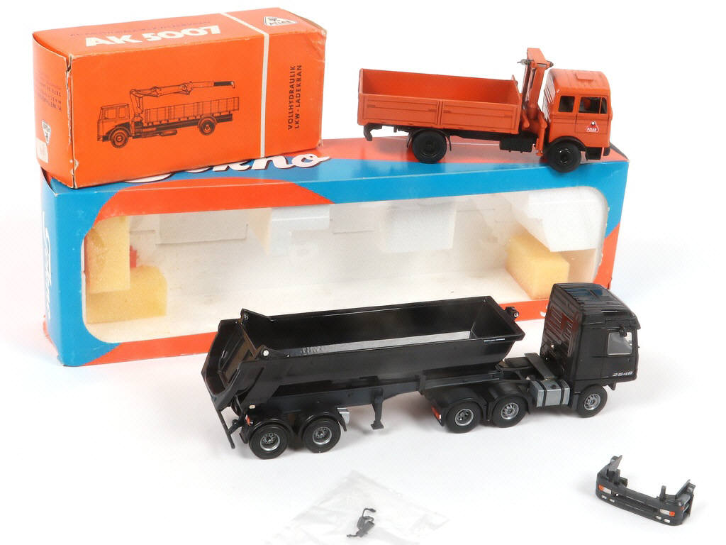 Lot 48 - DIVERS (2)