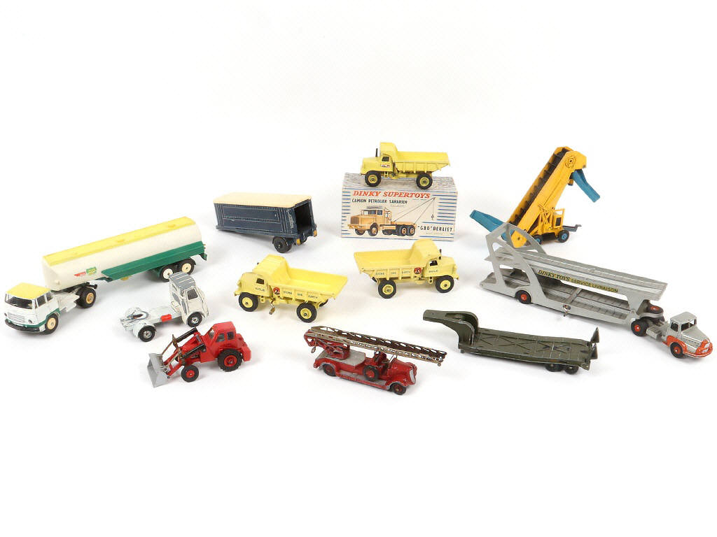 Lot 340 - DINKY TOYS (12)