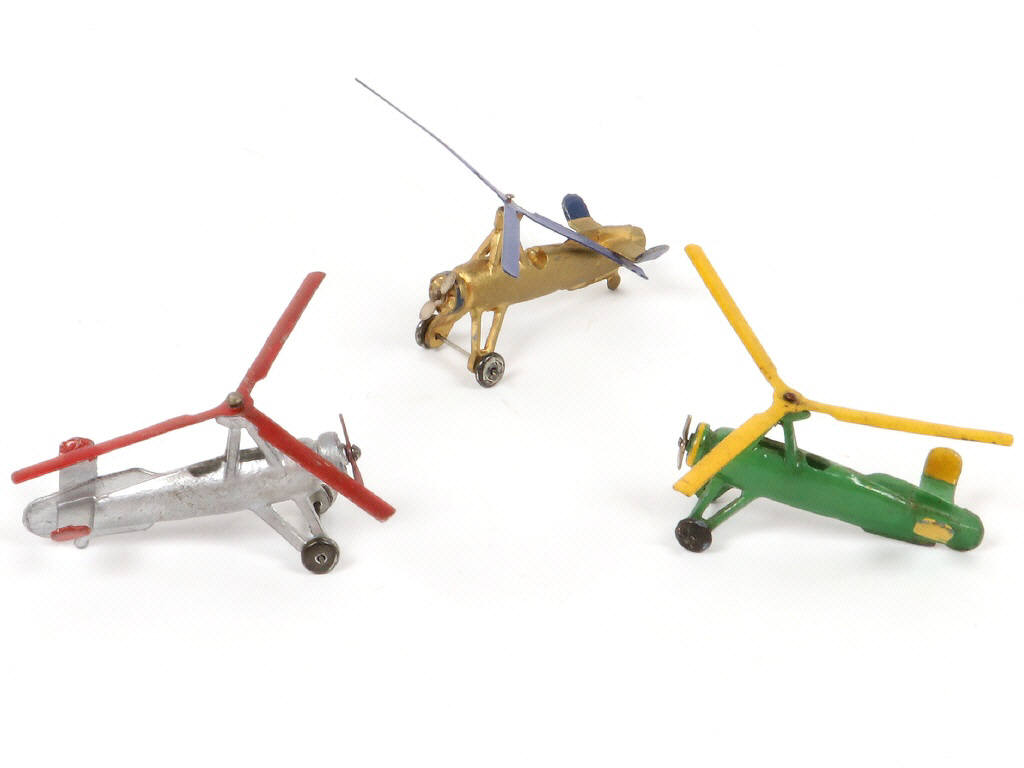 Lot 328 - DINKY TOYS (3)